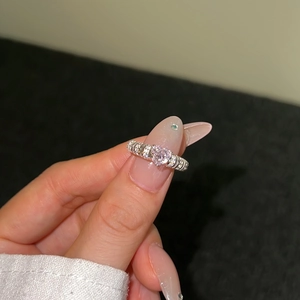 Exquisiter S925 Silberring mit herzförmigem rosa Zirkon und Mikro-Pave-Kristallen besetzt