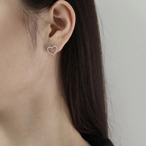 Elegant S925 sterling silver heart-shaped stud earrings with sparkling cubic zirconia