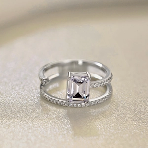 Eleganter S925 Sterling Silber Ring mit Zirkonia im Smaragdschliff und Doppelband