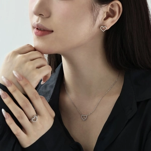S925 sterling silver heart jewelry set with necklace earrings and ring on model