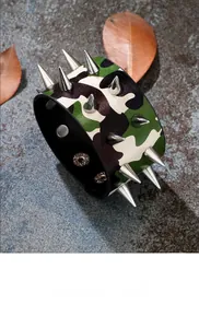 Bracelet punk camouflage en cuir avec double rangée de clous argentés et bouton-pression