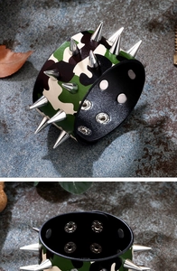 Détail macro du bracelet en cuir camouflage punk avec pointes métalliques argentées à deux rangs