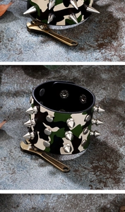 Détail d'un bracelet punk en cuir camouflage avec pointes métalliques argentées et pressions