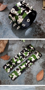 Détails macro du bracelet punk en similicuir camouflage avec des rivets en métal argenté