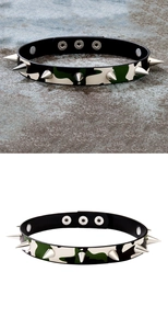 Gros plan d'un choker punk en cuir camouflage avec pointes métalliques et boutons pressions