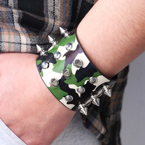 Bracelet punk camouflage pour homme en cuir avec pointes argentées et rivets en métal