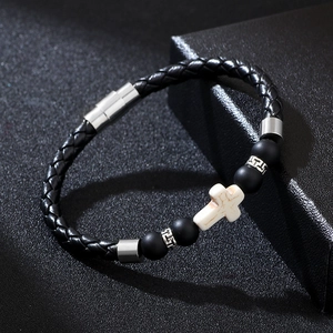 Bracelet tressé pour homme avec croix en marbre et perles noires sur coffret cadeau