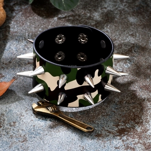Bracelet punk en cuir camouflage avec doubles rangées de pointes argentées et boutons