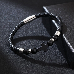 Bracelet homme en cuir tressé avec croix en argent et perles noires sur support mat