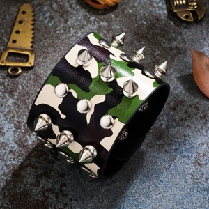 Bracelet large en cuir camouflage style punk avec pointes et clous argentés