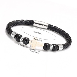 Détail d'un bracelet en cuir à perles avec croix blanche et fermoir magnétique