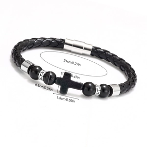 Vue détaillée du bracelet homme en cuir noir avec croix et dimensions des perles
