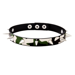 Collier punk camouflage en cuir avec rivets métalliques argentés et boutons pressions