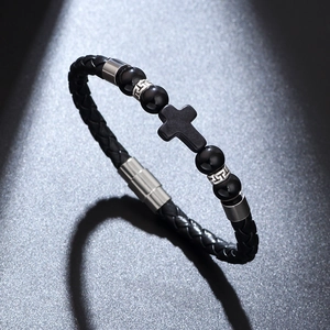 Bracelet pour homme en cuir tressé noir avec perles en croix et fermoir magnétique chic