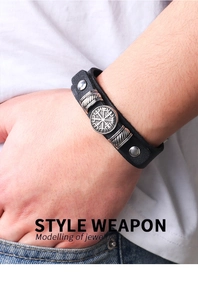 Detail eines mehrlagigen Herren-Lederarmbands mit silbernem Wikinger-Kompass-Element