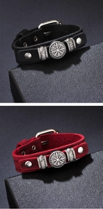 Detail von Vintage Punk Lederarmbändern mit Nordischem Kompass und Nieten