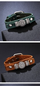 Detail von Vintage Lederarmbändern mit Wikinger Vegvisir Kompass und Metallschnalle