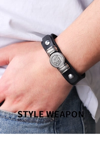 Detalle de pulsera de cuero con tótem de cabeza de lobo plateada y signos rúnicos