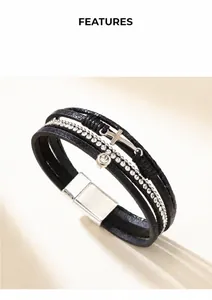Detail von mehrlagigem Lederarmband mit silbernem Kreuz, Strass und Magnetverschluss