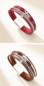Detail von mehrlagigen Lederarmbändern mit Glitzerbändern und Magnetverschluss aus Metall