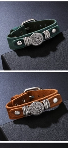Detalle de las pulseras de cuero de lobo verde y marrón con dijes de runas nórdicas