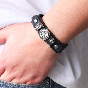 Punk Lederarmband für Herren mit silbernem Wikinger Kompass Symbol am Handgelenk
