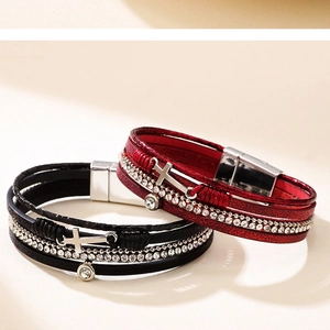 Mehrlagiges Lederarmband mit Kristallkreuz und Magnetverschluss in Schwarz und Rot