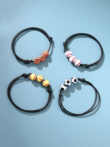 Dettaglio di quattro braccialetti intrecciati sportivi con perline da basket e da calcio