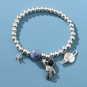 Bracelet à perles en argent S925 avec pendentifs astronaute et planète sur fond bleu