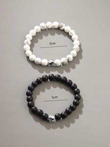 Détail de bracelets Tai Chi Yin Yang avec perles en pierre noire mate et marbre blanc