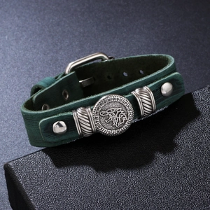 Pulsera de cuero verde oscuro vintage con un dije plateado de cabeza de lobo y runas