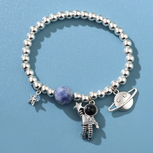 Bracelet perlé en argent S925 avec breloques astronaute et planète sur fond bleu