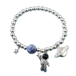 Bracelet en perles d'argent S925 avec breloques astronaute, planète et étoile sur fond blanc