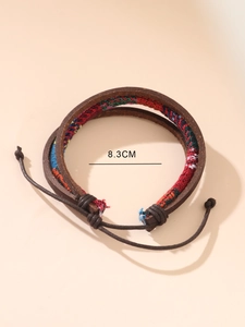 Detail eines mehrlagigen Lederarmbands mit bunter Stickerei und 8,3 cm verstellbarem Durchmesser