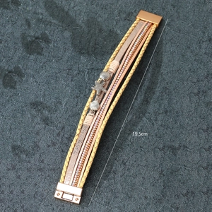 Détail du bracelet bohème multi-rangs en cuir avec breloque étoile de mer et fermoir aimant