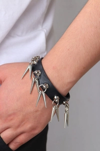 Détail du bracelet en cuir punk avec pointes en métal argenté et rivets pour hommes