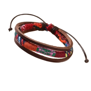 Retro mehrlagiges Lederarmband mit buntem Ethno-Muster und verstellbarer Kordelzug