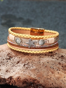 Détail d'un bracelet bohème multicouche avec breloques étoile de mer et fermoir
