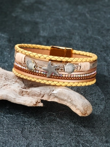 Détail du bracelet multicouche avec breloques étoile de mer et coquillages