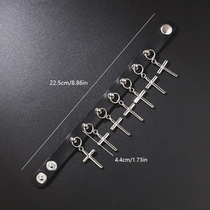 Détail d'un choker en cuir gothique de 22,5 cm avec pendentifs en croix argentés