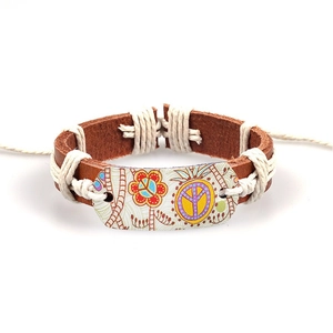 Bracelet artisanal en cuir tressé avec signe de paix coloré et motifs floraux variés