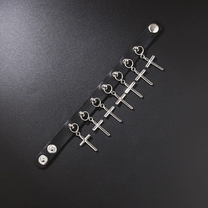 Choker gothique punk en cuir noir avec sept pendentifs croix en métal pour femmes