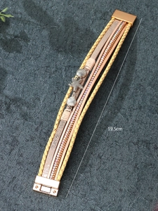 Détail du bracelet bohème en cuir avec breloque étoile de mer et fermoir aimanté