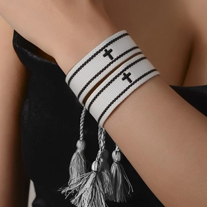 Set di braccialetti intrecciati a mano con croce nera e frange decorative bianche