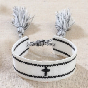 Bracciale intrecciato a mano bianco e nero con motivo a croce e nappe decorative