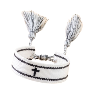 Bracciale intrecciato bianco con ricamo a croce nera e nappe decorative stile etnico