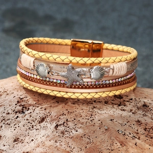 Bracelet multicouche en cuir bohème avec breloques étoile de mer et coquillage et fermoir