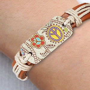 Bracciale multistrato in pelle stile boho con segno di pace al polso del modello