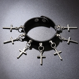 Collier ras du cou gothique punk en cuir noir avec sept croix en métal argenté