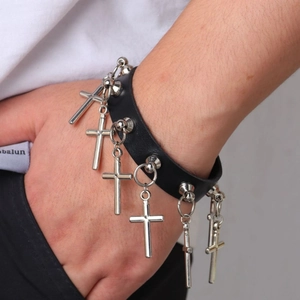 Choker punk gothique en cuir noir avec plusieurs pendentifs croix en argent suspendus